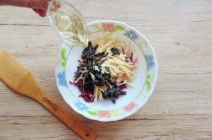 Салат из свеклы с черносливом и яблоками Салат из свеклы с черносливом и яблоками