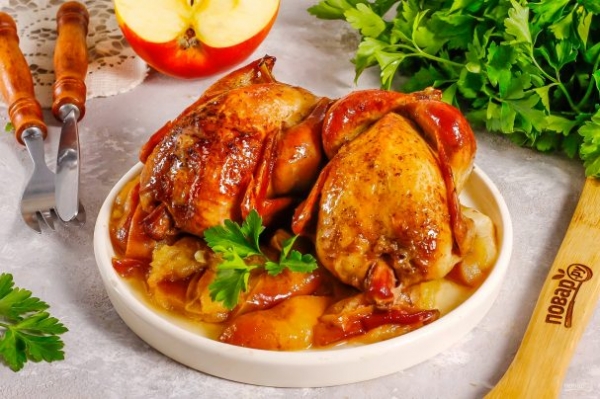 Перепелки с яблоками в духовке