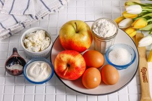 Заливной творожный пирог с яблоками