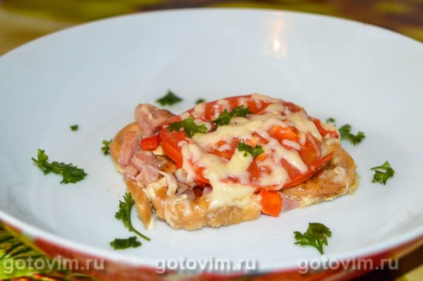 Ленивая «пицца» из сушек с колбасой и сыром