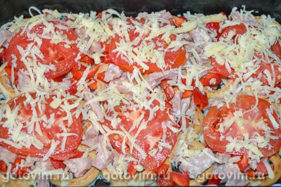 Ленивая «пицца» из сушек с колбасой и сыром