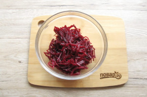 Салат из свеклы с яблоком и орехами Салат из свеклы с яблоком и орехами