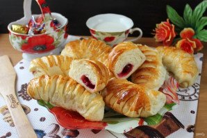 Дрожжевые рогалики с вишней