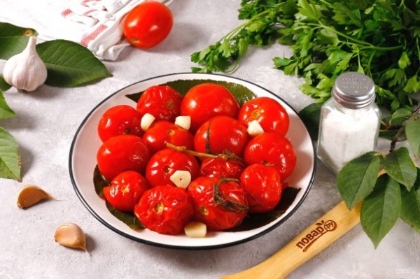 Соленые помидоры горячим способом