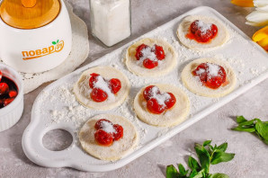 Жареные вареники с вишней Жареные вареники с вишней