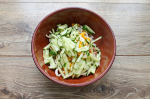 Салат с кальмарами, креветками и кукурузой Салат с кальмарами, креветками и кукурузой