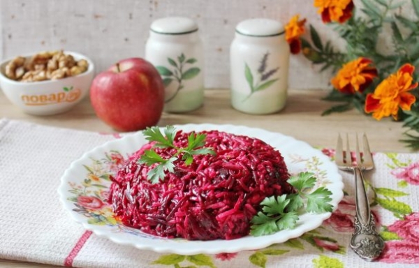 Салат из свеклы с яблоком и орехами Салат из свеклы с яблоком и орехами