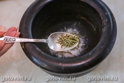 Куриные бедра с апельсином, медом и розмарином в духовке