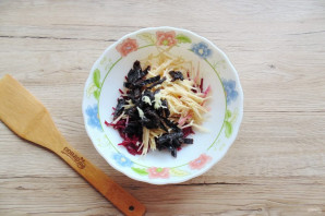 Салат из свеклы с черносливом и яблоками Салат из свеклы с черносливом и яблоками