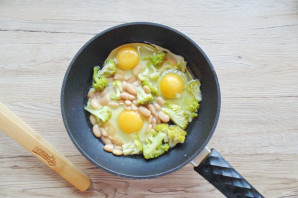 Яичница с брокколи и фасолью Яичница с брокколи и фасолью