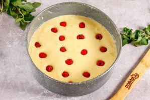 Пирог "Бабка" с малиной Пирог "Бабка" с малиной