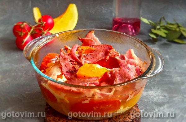 Тыква, запеченная в духовке кусочками с помидорами, беконом и вином Тыква, запеченная в духовке кусочками с помидорами, беконом и вином