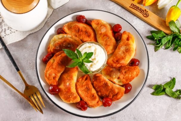 Жареные вареники с вишней Жареные вареники с вишней