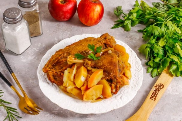 Утка с яблоками в казане