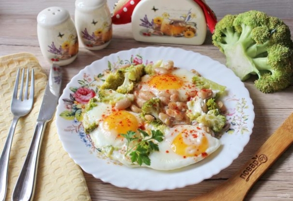 Яичница с брокколи и фасолью Яичница с брокколи и фасолью