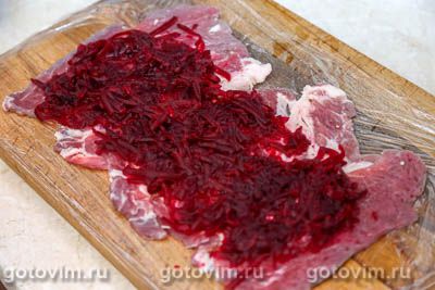 Рулет из свинины со свеклой и черносливом в беконе Рулет из свинины со свеклой и черносливом в беконе