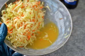 Салат с пикантной капустой и кукурузой Салат с пикантной капустой и кукурузой