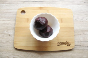 Салат из свеклы с яблоком и орехами Салат из свеклы с яблоком и орехами