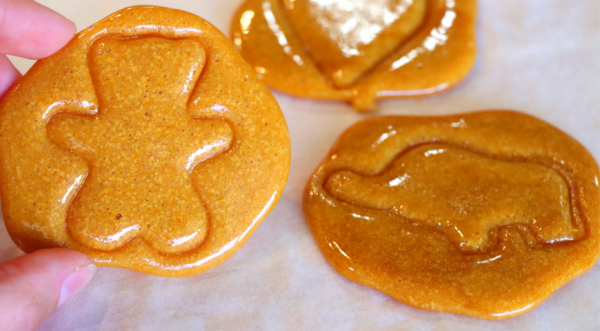 Сахарные соты из сериала "Игра в кальмара", как приготовить и какие формы лучше использовать , пошаговый рецепт с фото