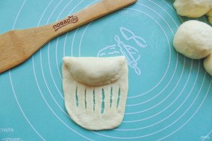 Дрожжевые рогалики с вишней