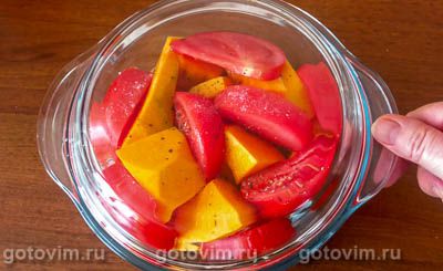 Тыква, запеченная в духовке кусочками с помидорами, беконом и вином Тыква, запеченная в духовке кусочками с помидорами, беконом и вином