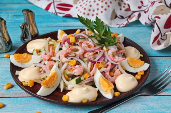 Салат с кальмарами, креветками и кукурузой Салат с кальмарами, креветками и кукурузой