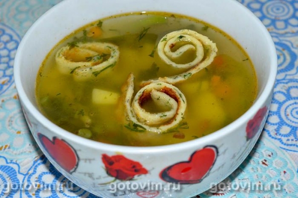 Суп из овощной смеси с яичными блинчиками