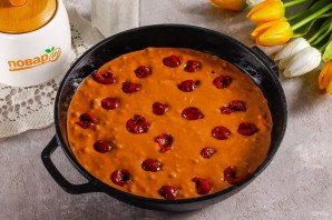 Шоколадная шарлотка с вишней