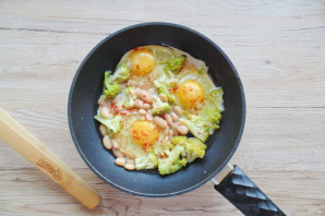 Яичница с брокколи и фасолью Яичница с брокколи и фасолью