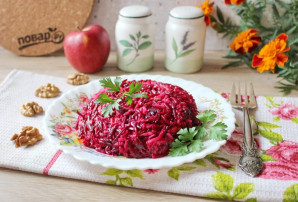 Салат из свеклы с яблоком и орехами Салат из свеклы с яблоком и орехами