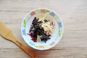 Салат из свеклы с черносливом и яблоками Салат из свеклы с черносливом и яблоками