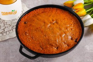 Шоколадная шарлотка с вишней