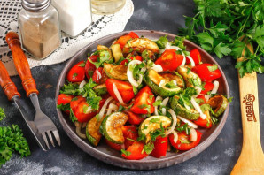 Теплый салат из кабачков и помидоров Теплый салат из кабачков и помидоров