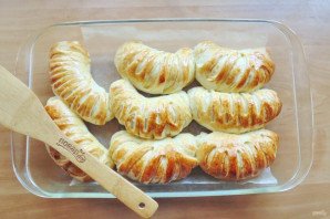 Дрожжевые рогалики с вишней