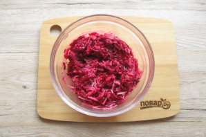 Салат из свеклы с яблоком и орехами Салат из свеклы с яблоком и орехами