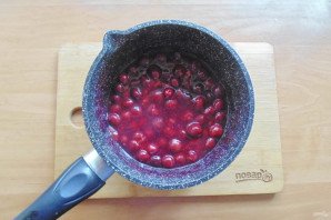 Дрожжевые рогалики с вишней