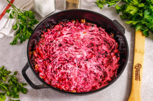 Свекла с луком в духовке