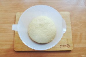 Дрожжевые рогалики с вишней