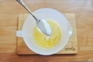 Дрожжевые рогалики с вишней