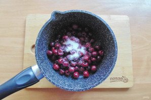 Дрожжевые рогалики с вишней