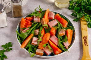 Салат с арбузом и ветчиной