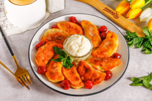 Жареные вареники с вишней Жареные вареники с вишней