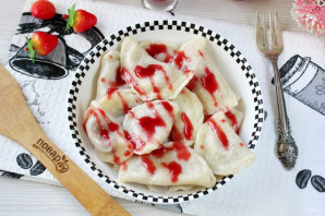 Вареники с замороженной клубникой