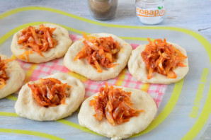 Пирожки с капустой и томатной пастой