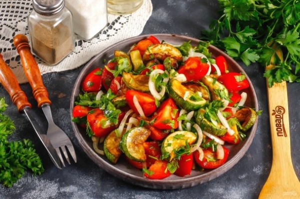 Теплый салат из кабачков и помидоров Теплый салат из кабачков и помидоров