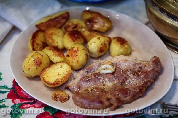 Стейки из свинины с чесноком и розмарином Стейки из свинины с чесноком и розмарином