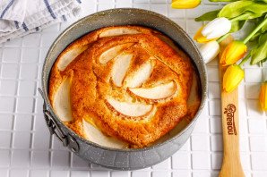 Заливной творожный пирог с яблоками