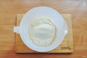 Дрожжевые рогалики с вишней