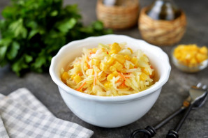 Салат с пикантной капустой и кукурузой Салат с пикантной капустой и кукурузой