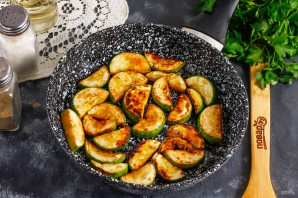 Теплый салат из кабачков и помидоров Теплый салат из кабачков и помидоров